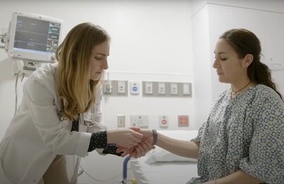 Кодирование Аквилонг в Заволжье Врач держит пациентку за руку